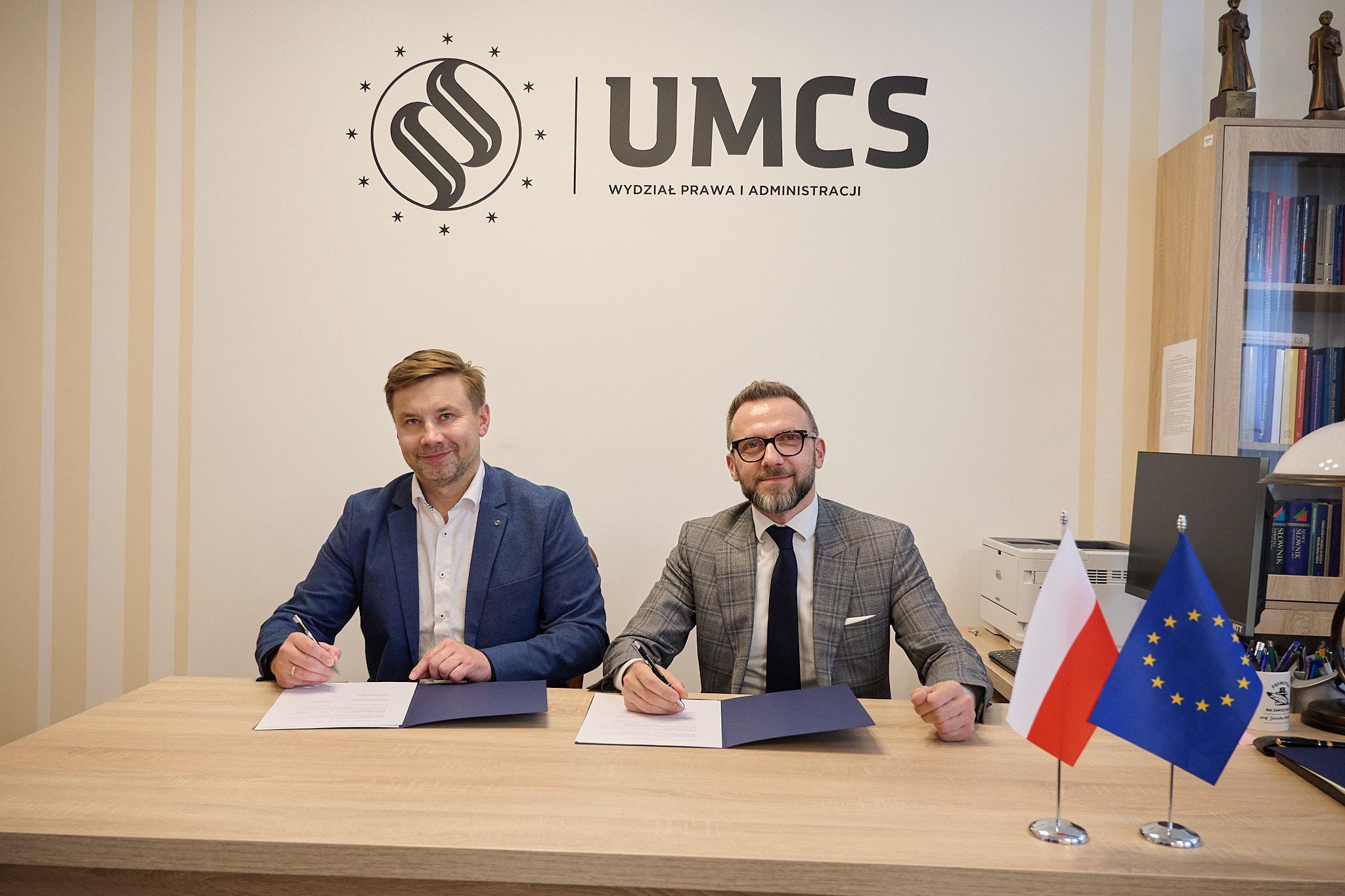 dr hab. Jarosław Kostrubiec prof. UMCS i adw. Łukasz Piskorek podczas podpisania umowy ramowej