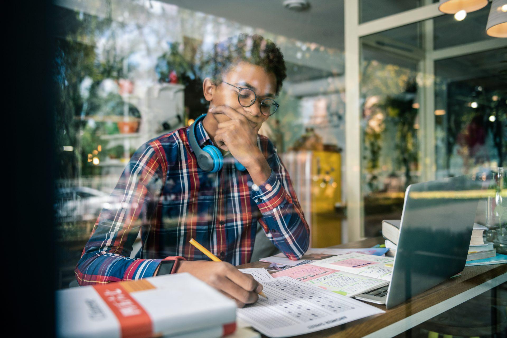 Studentka prawa robi notatki z tabletem.
