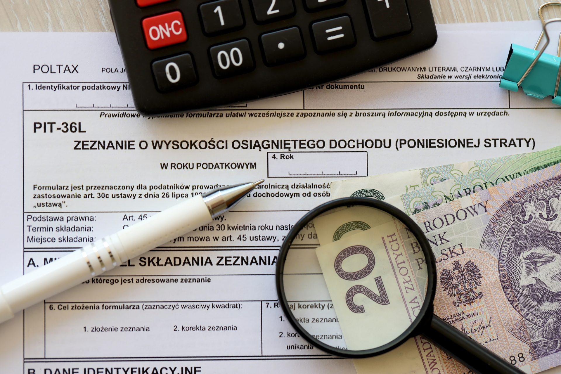 Kobieta patrzy na rachunek bankowy z niepokojem.