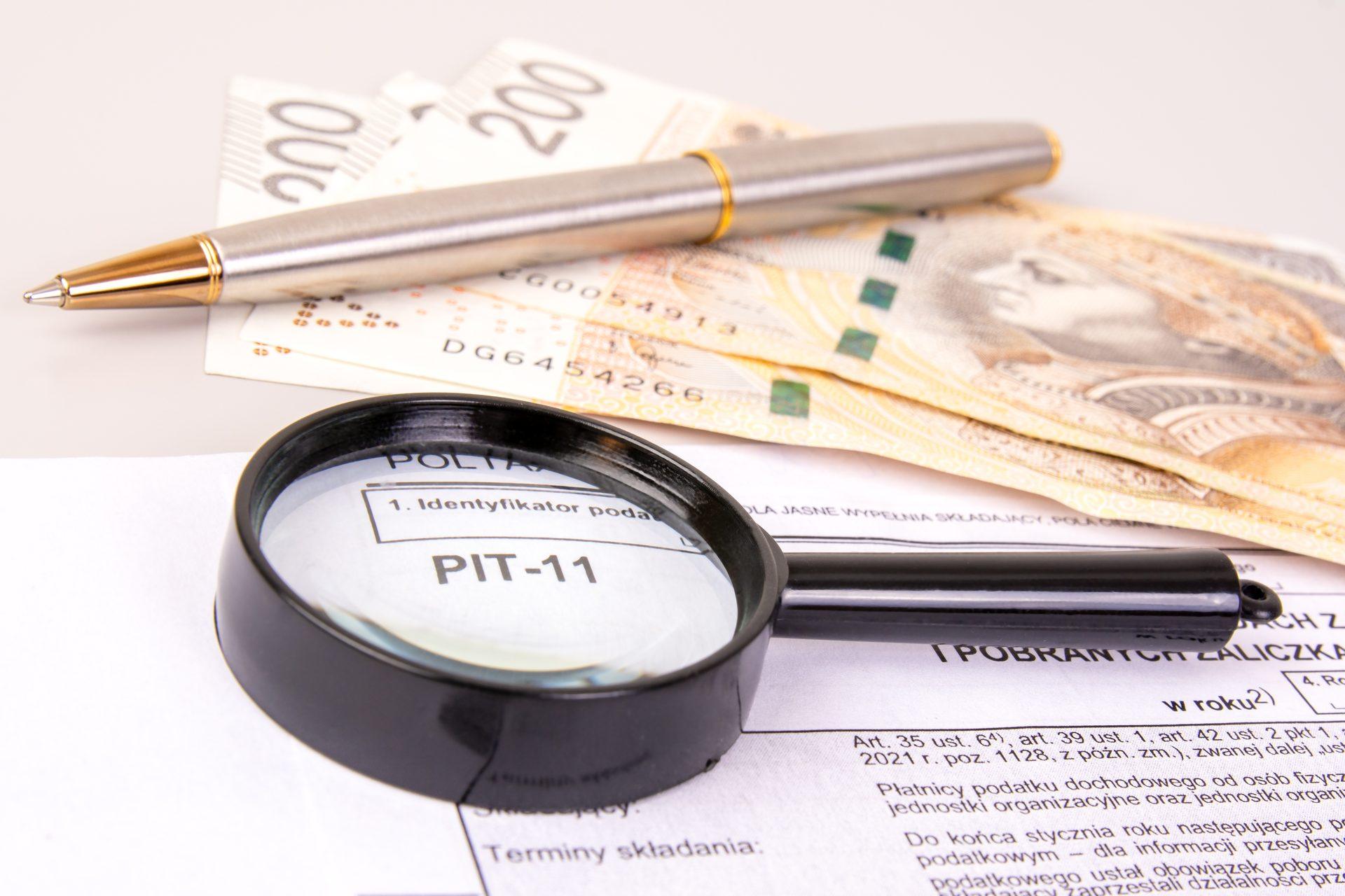Dokumenty finansowe i kalkulator na biurku w biurze